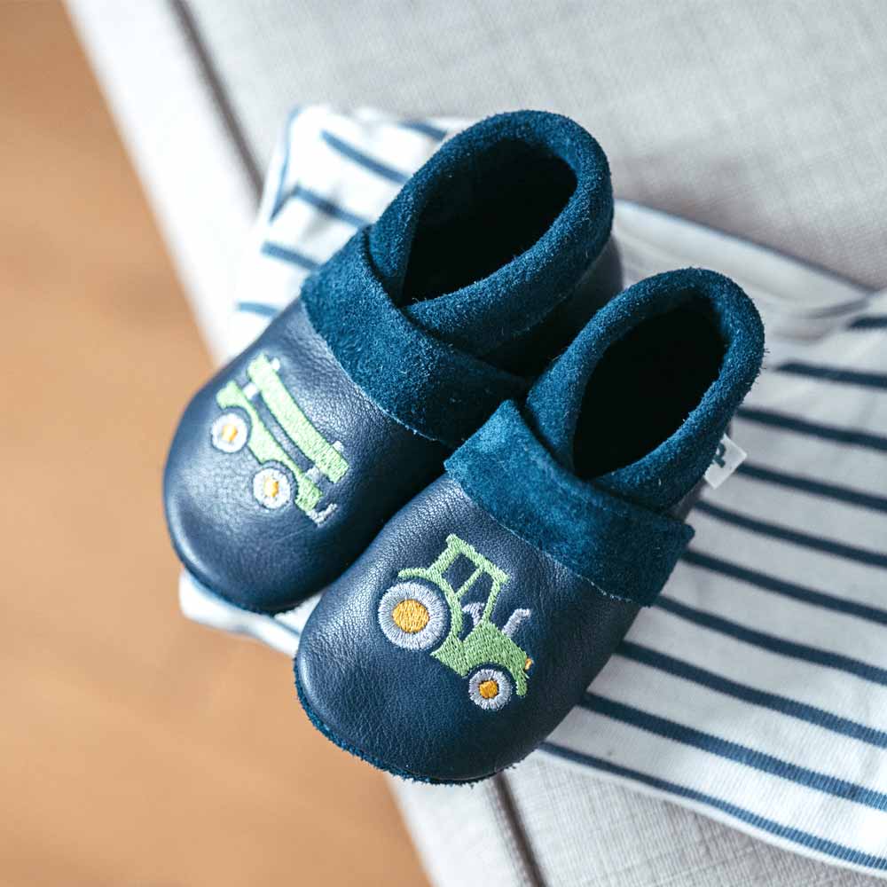 Trecker mit Anhänger - Barfußschuhe, Hausschuhe und Krabbelschuhe, IVN Naturleder zertifiziert
